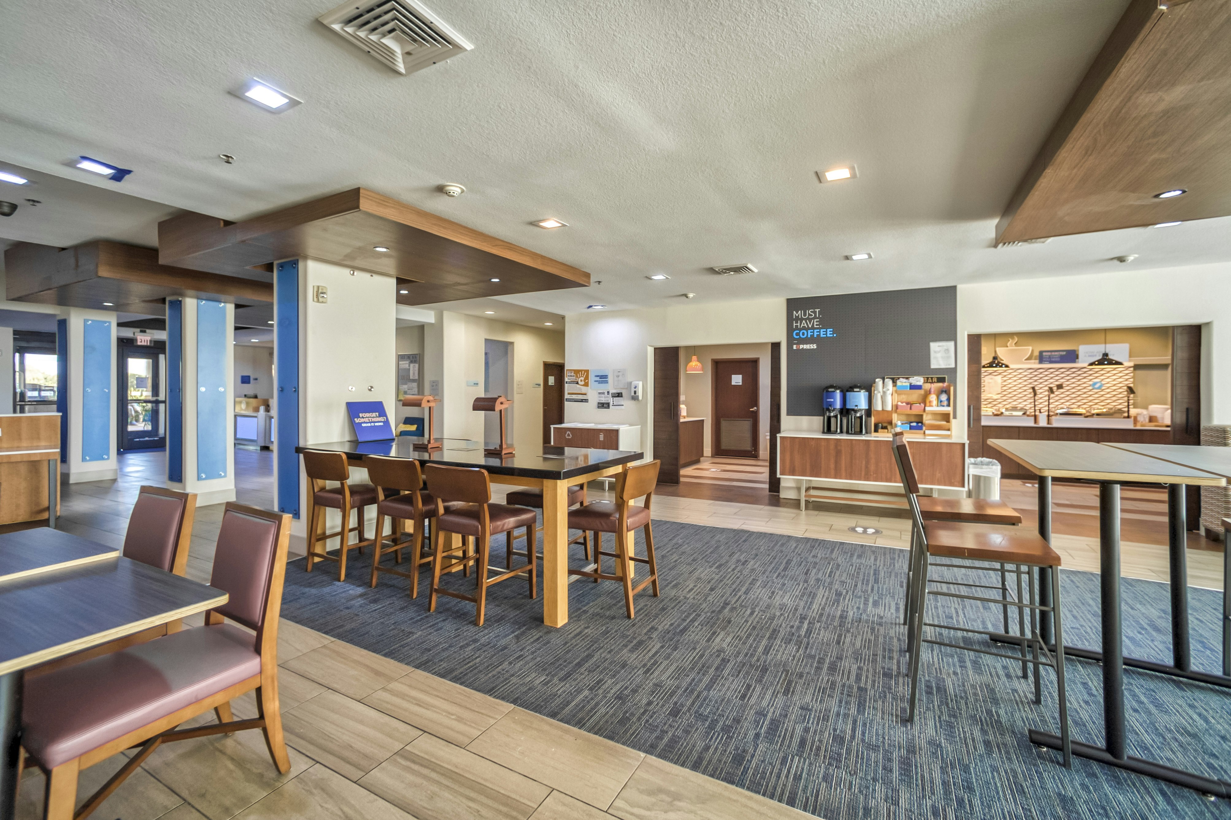 Holiday Inn Express Suites Beeville 53/76