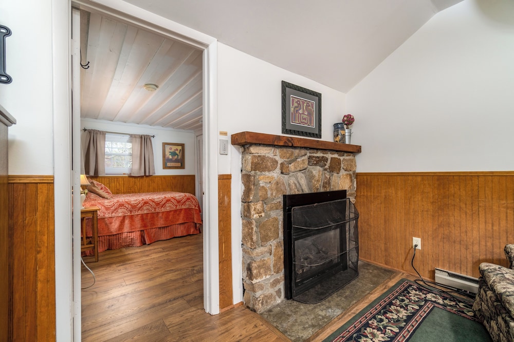 Highland Lake Inn & Resort 7/77
