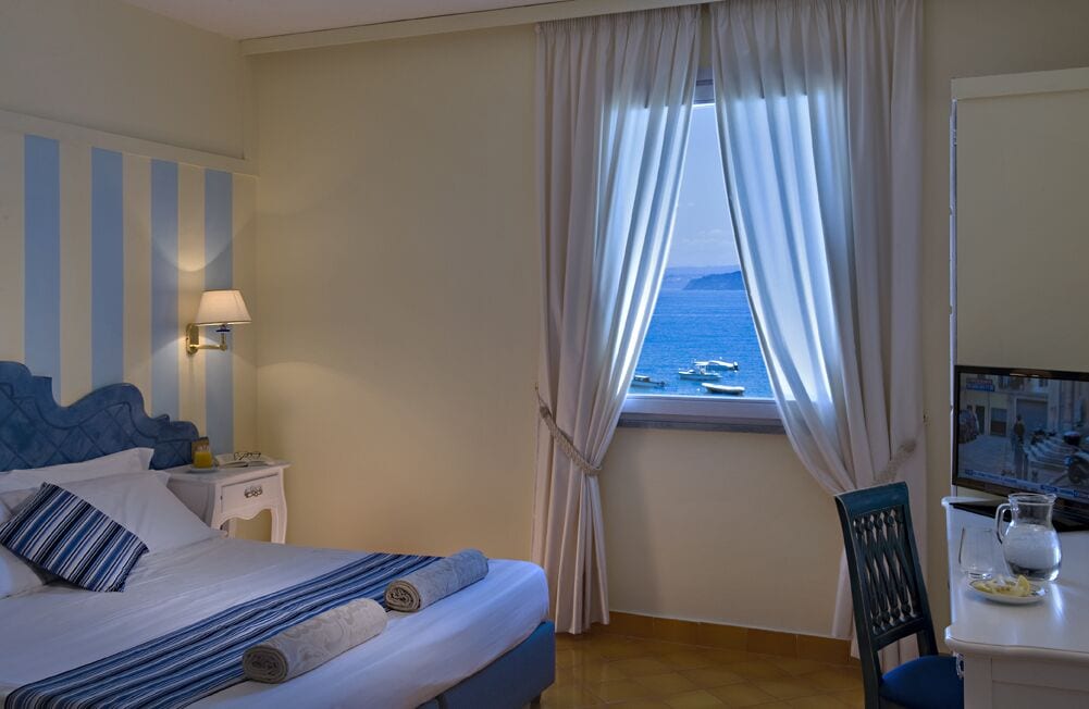 غرفة كلاسيكية بسرير مزدوج بإطلالة على البحر، Terme Mare Blu 4/8