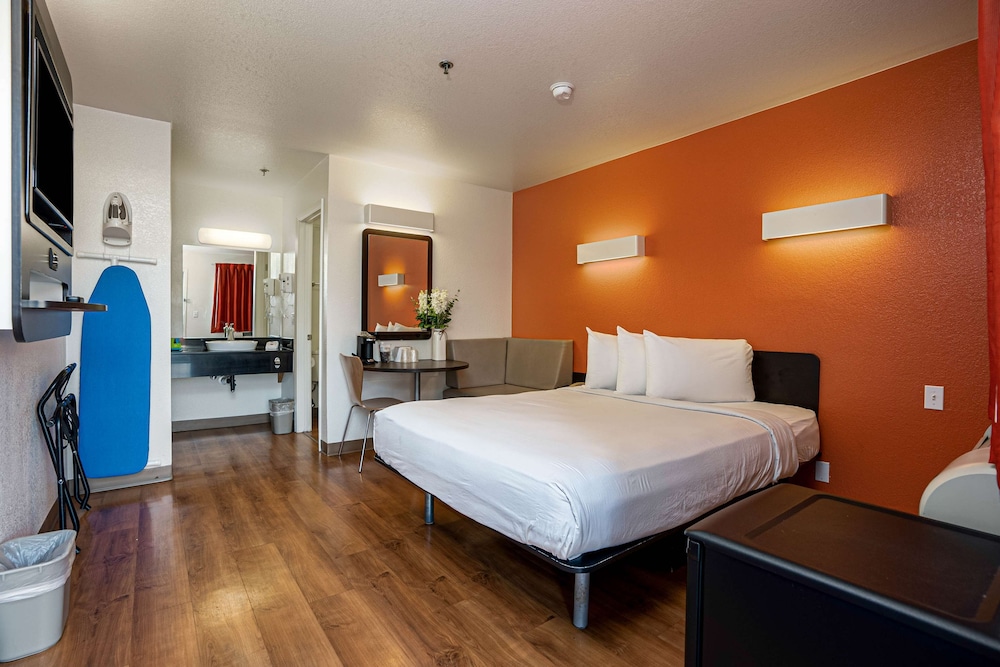 Motel6 Temecula, CA - Historic Old Town 21/62