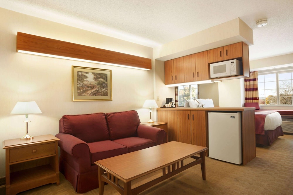 Microtel Inn And Suites Ann Arbor Plymouth Rd 24/39