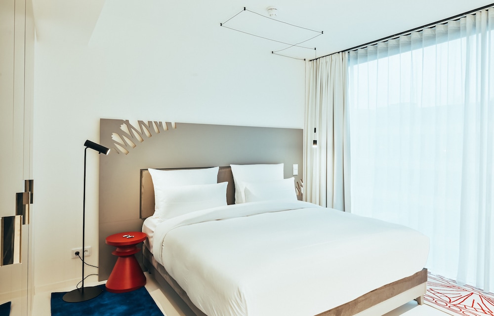 KPM Hotel and Residences 17/83