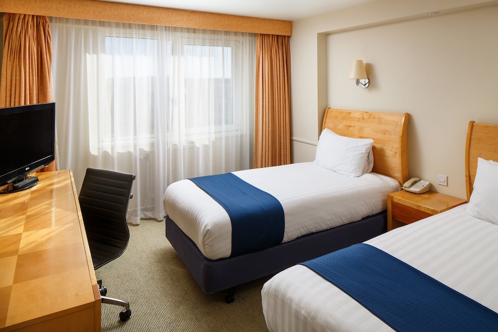 HOLIDAY INN BRENTWOOD M25, JCT 28 36/74