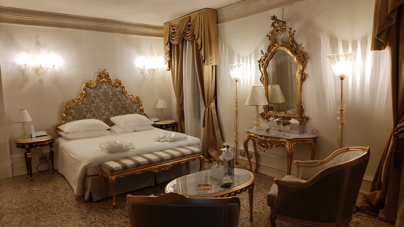 Supreme, Suite, Canal View, Living Area, Balcony