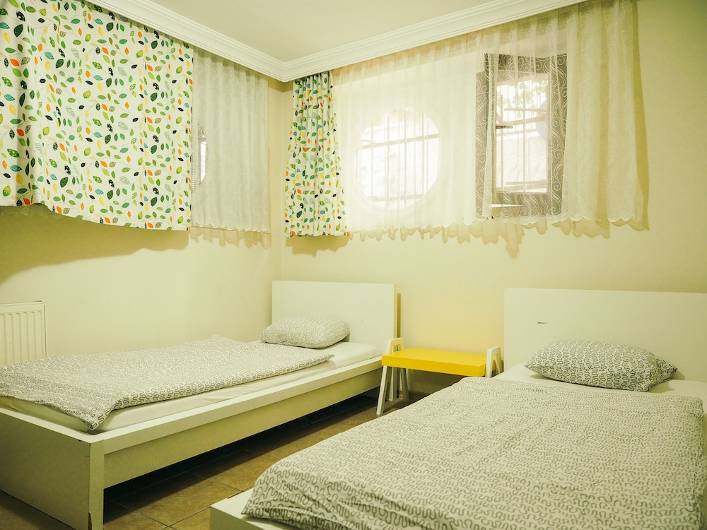 Basic, Twin Beds, Shared Bathroom