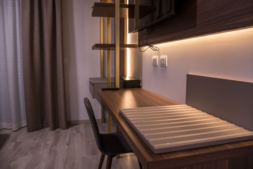 8 Room Hotel 68/80