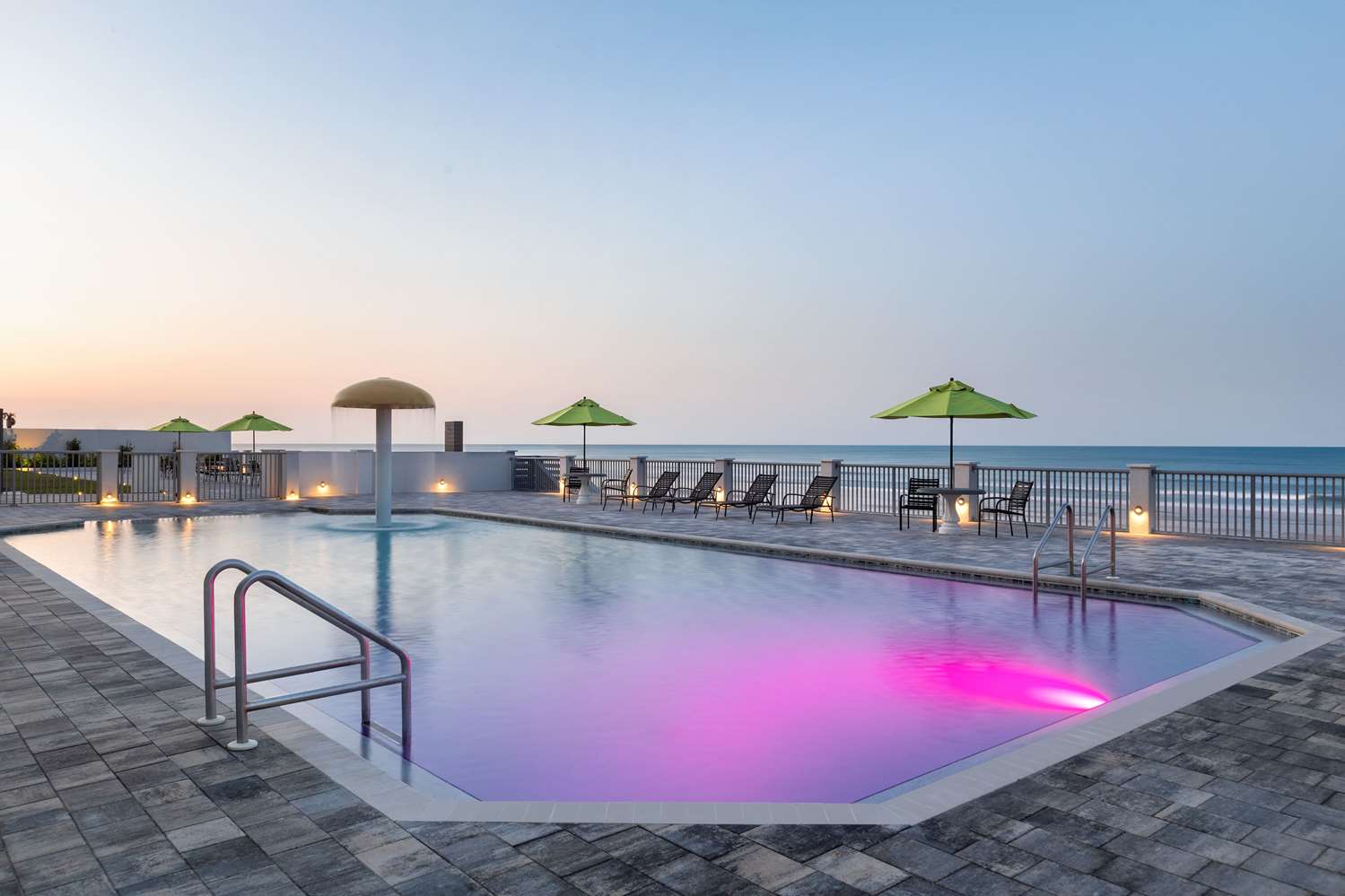 La Quinta Inn & Suites by Wyndham Oceanfront Daytona Beach 18/23