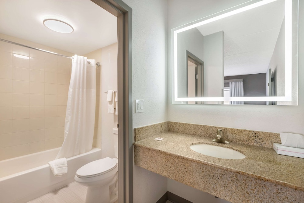 Comfort Inn and Suites Arlington Heights Wilke Rd 69/69