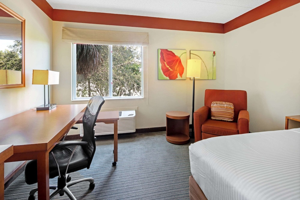 La Quinta Inn and Suites by Wyndham Miami Cutler Bay 25/45