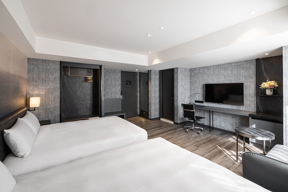 Lakeshore Hotel Metropolis I 12/52