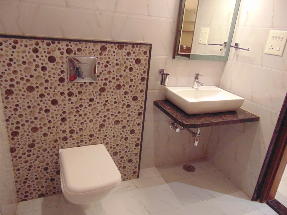 جناح ملكي بسرير كينج، Hotel Saffron 7/9