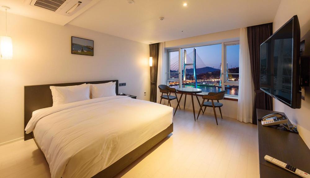 Ocean, Queen Bed, Bridge View