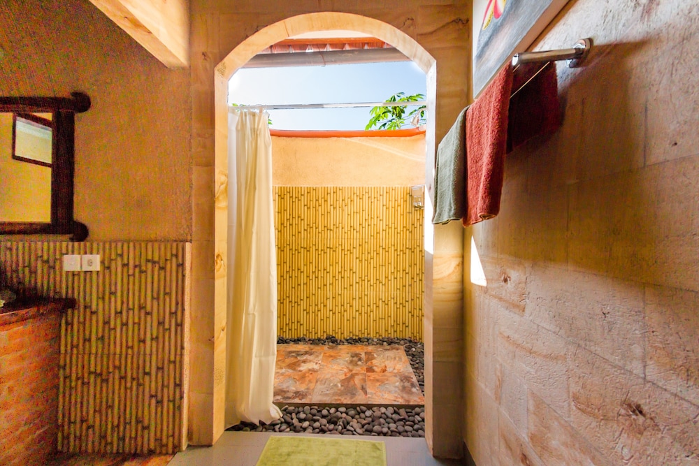 Amed Harmony Cafe And Bungalows 34/68
