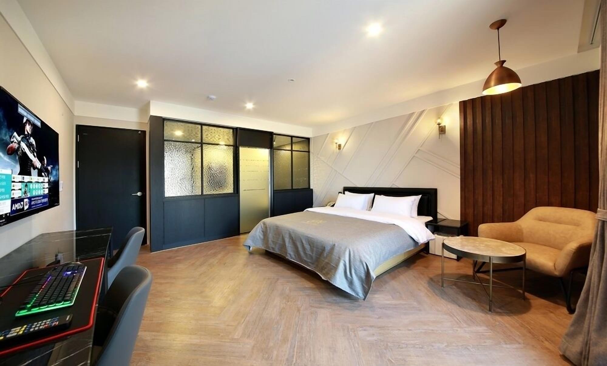 Deluxe, King Bed