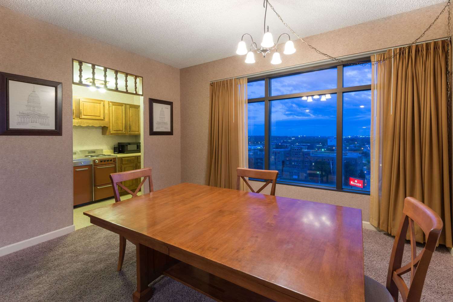 Ramada By Wyndham Topeka Downtown Hotel And Convention Center 27/36