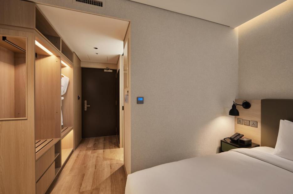 Deluxe, King Bed