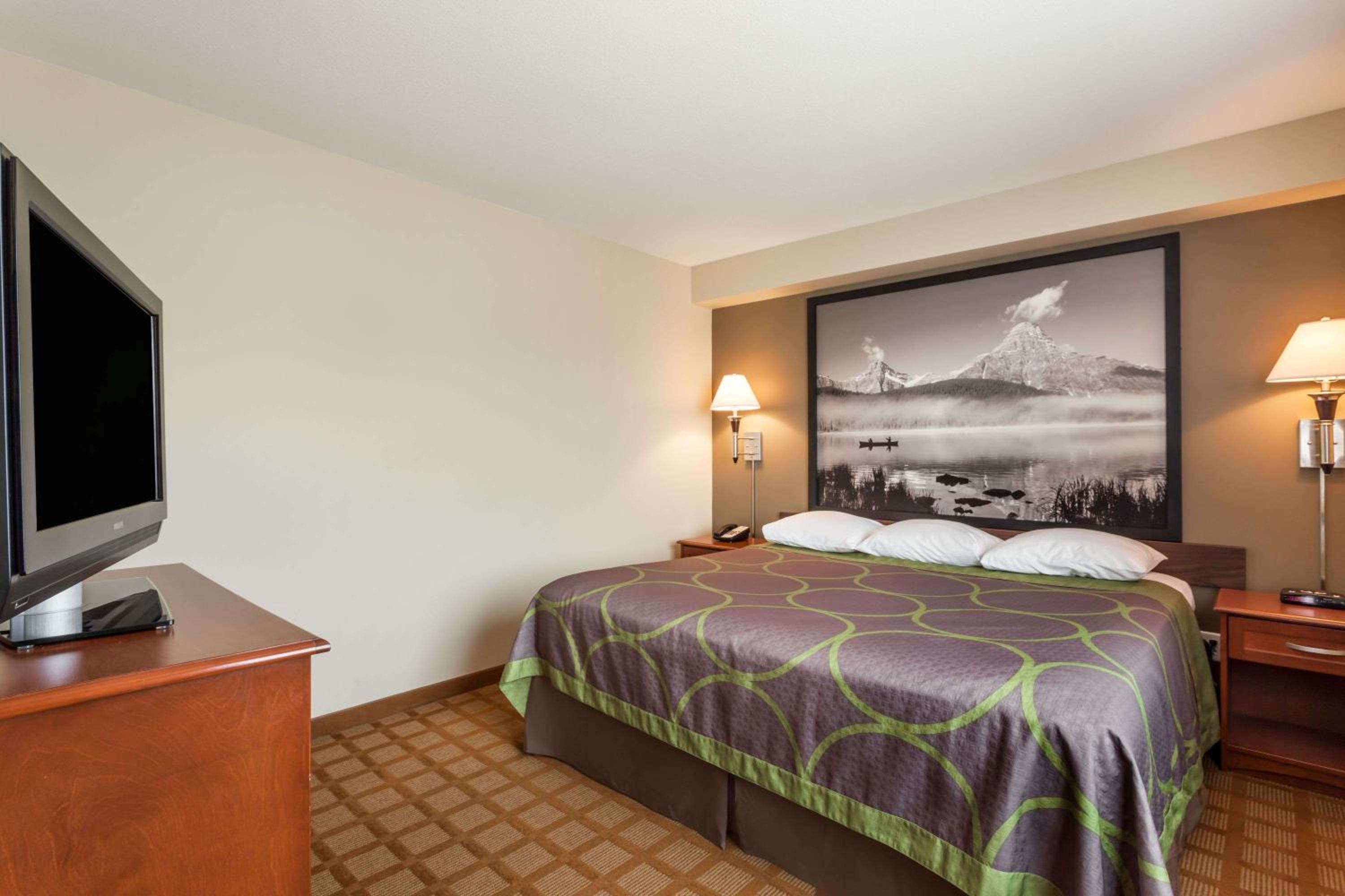 Room at Super 8 By Wyndham Abbotsford Bc, ABBOTSFORD