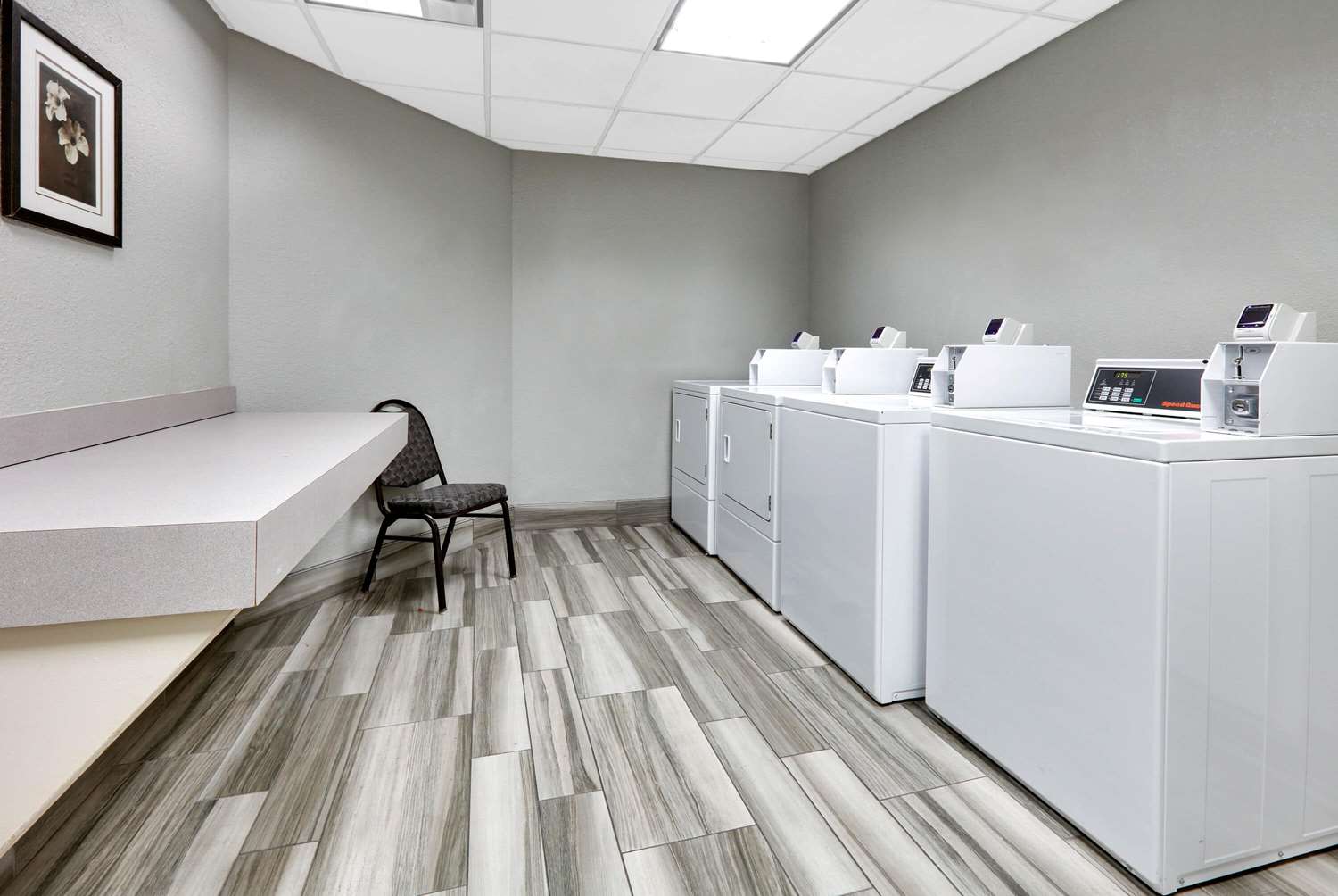 La Quinta Inn Suites Dallas North Central 12/48