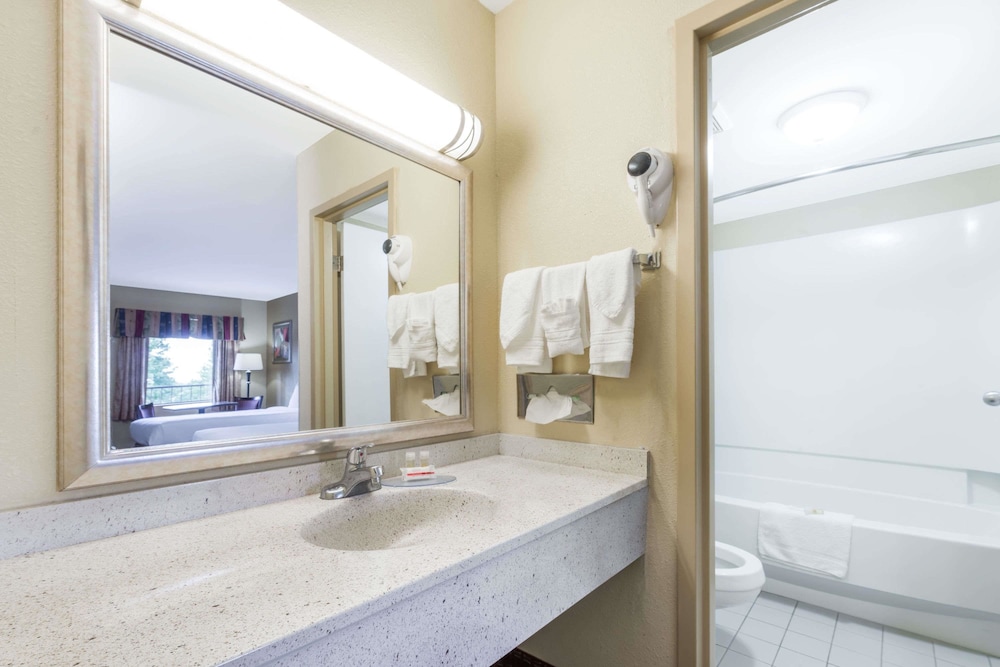 Days Inn by Wyndham Lexington Southeast 11/19