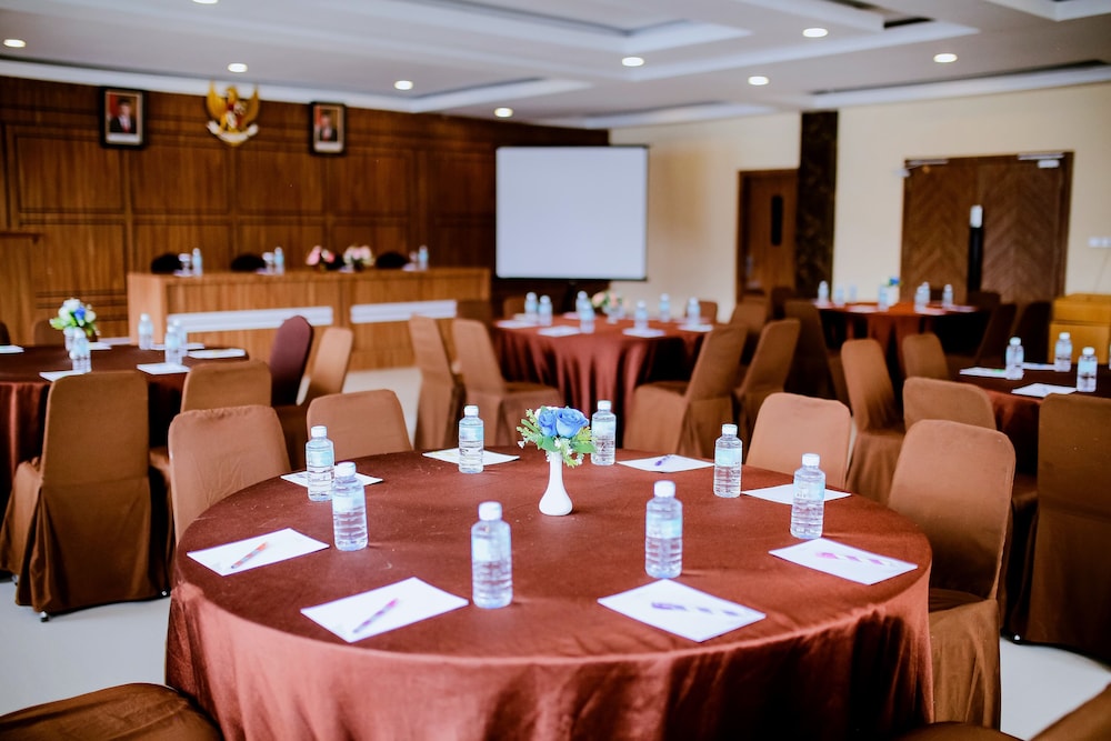 Portola Grand Renggali Hotel 20/25