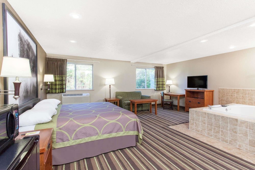 Super 8 by Wyndham Richlands/Claypool Hill Area 11/18