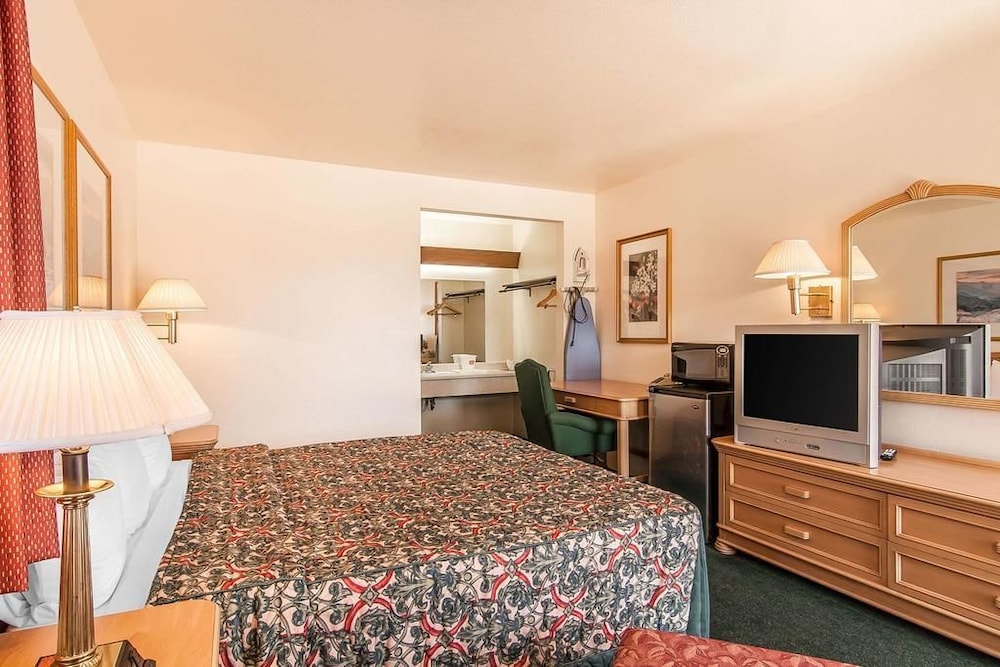 Econo Lodge 12/29