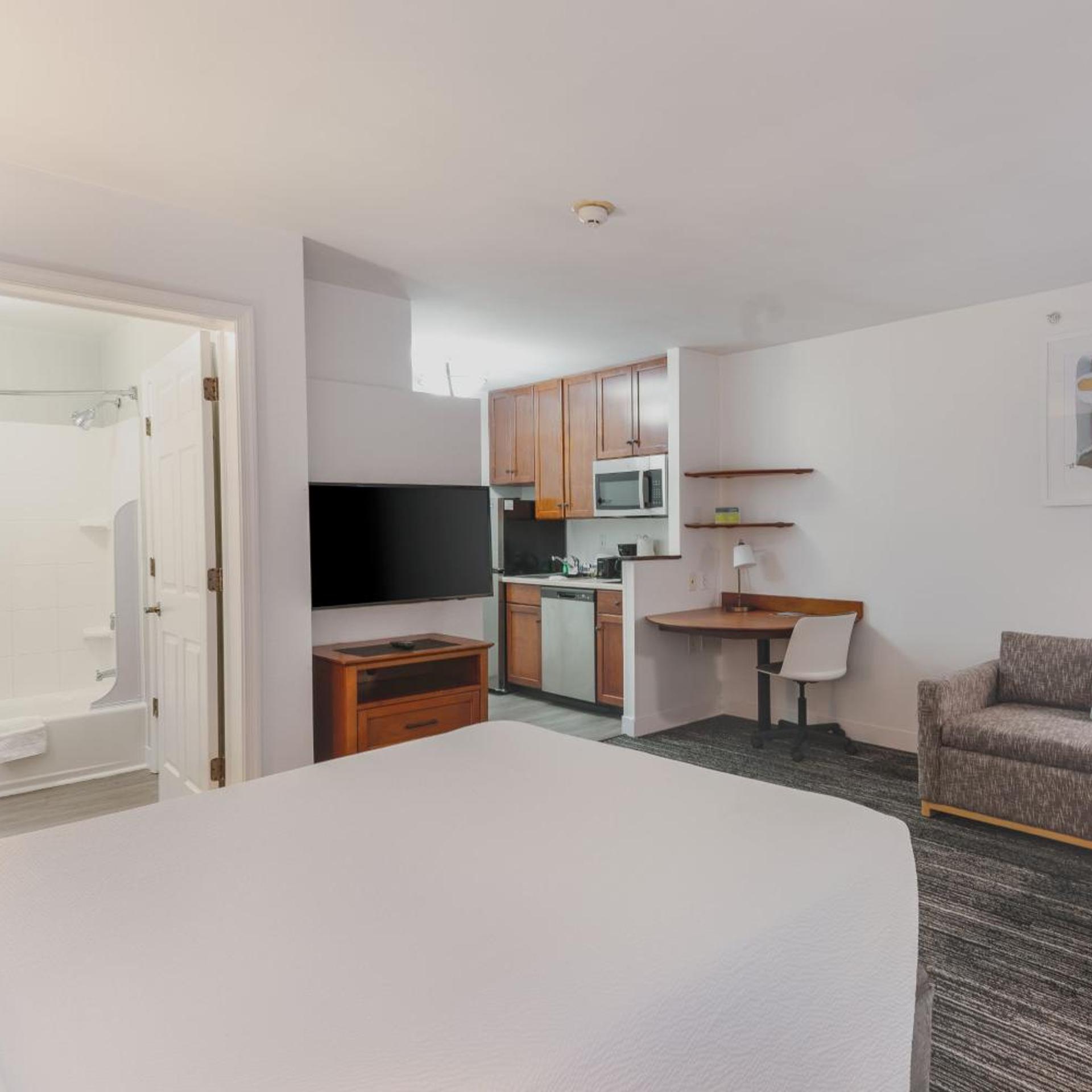 Studio, Queen Bed, Sofa, Bathtub, Accessible