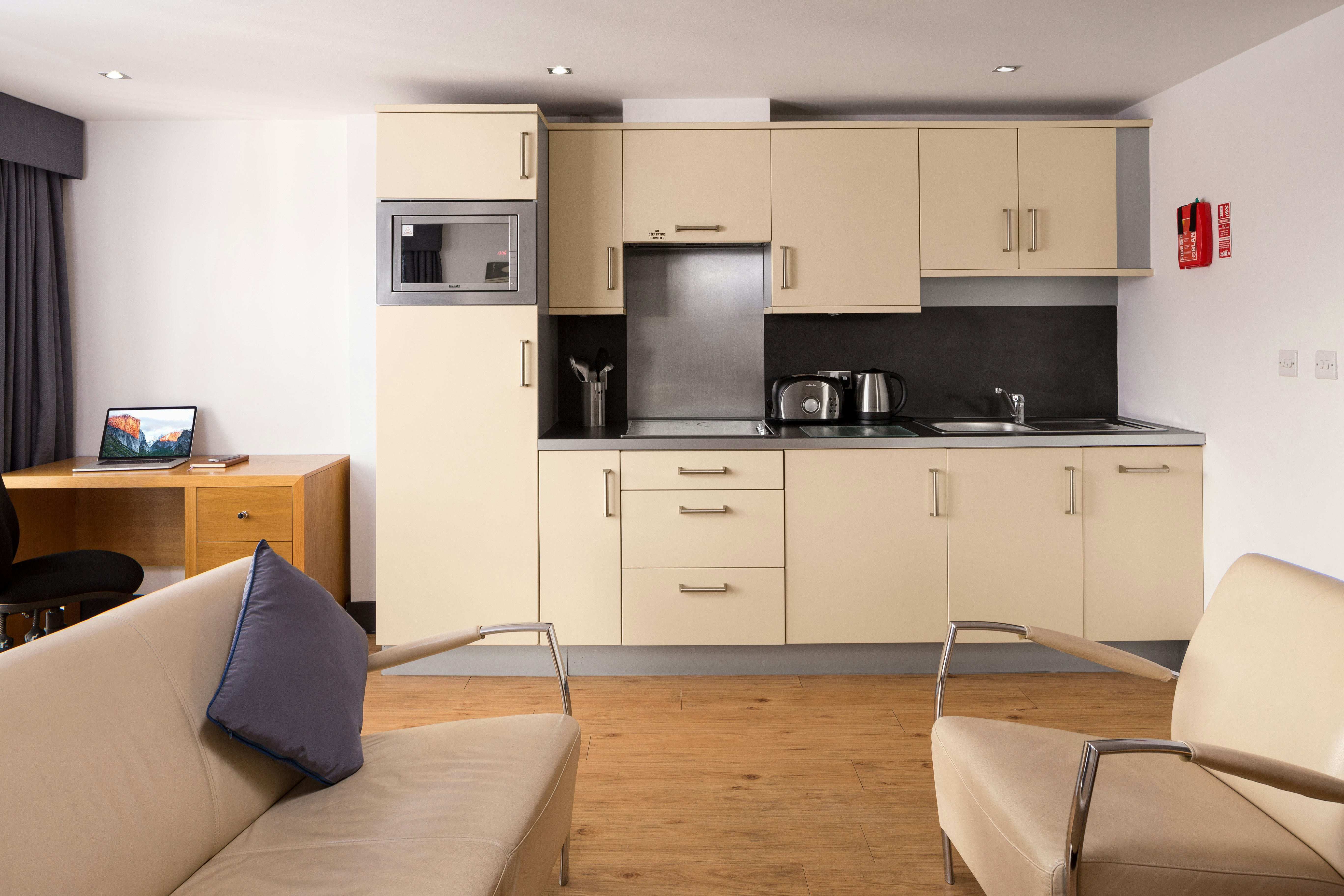 Roomzzz Leeds City West 17/24