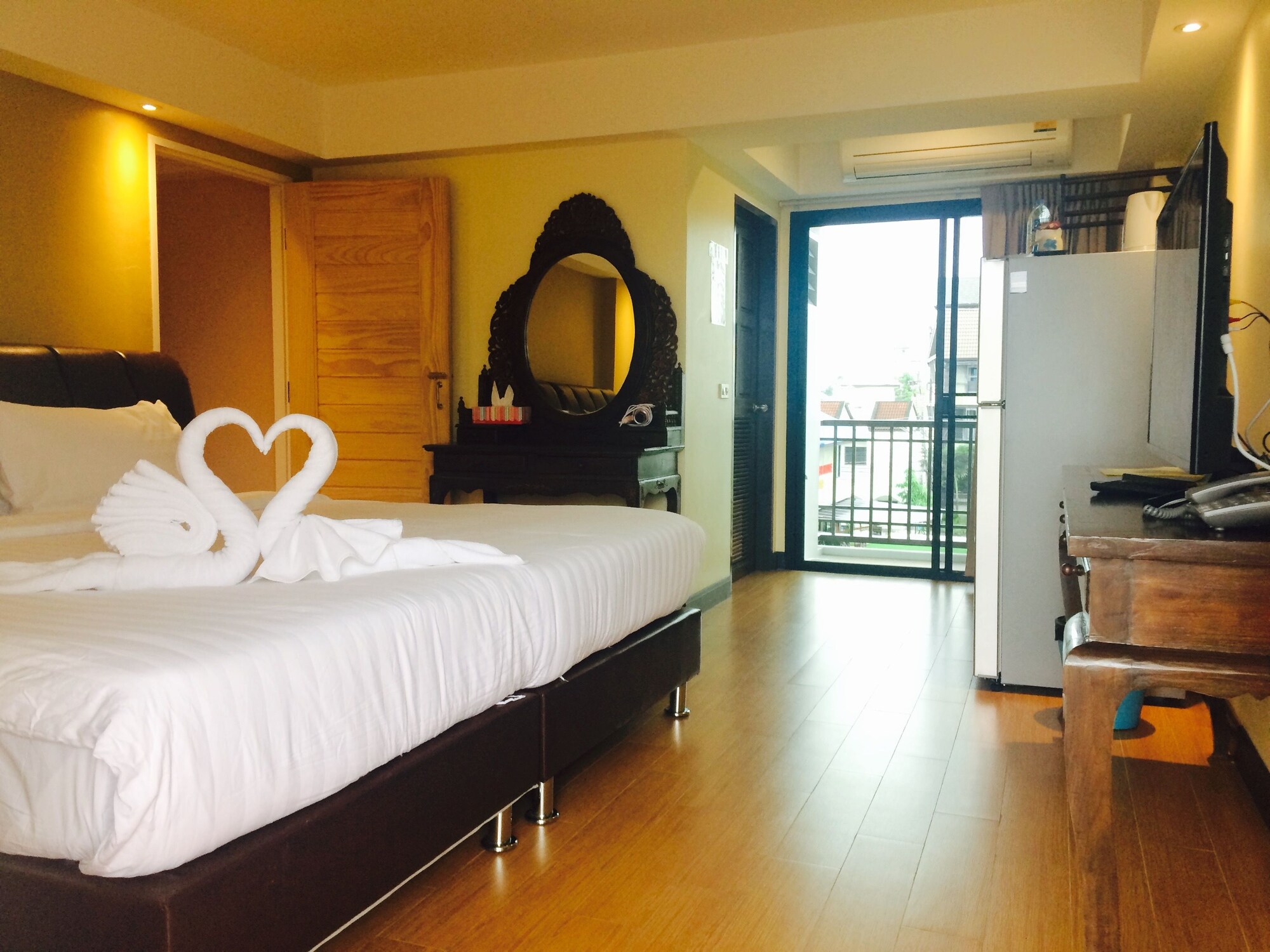 Connecting, Family Suite, 1 Double and 3 Single Beds