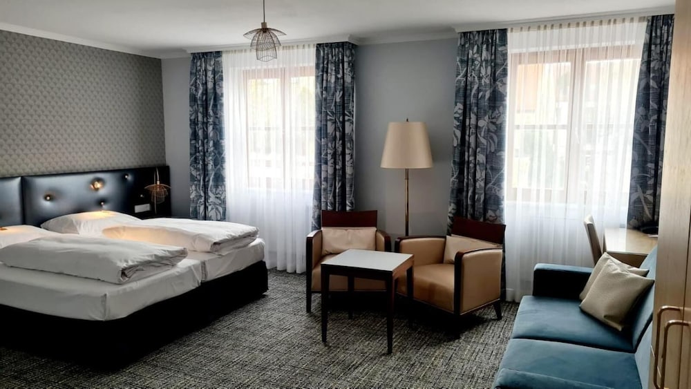ROOM, DOUBLE BED