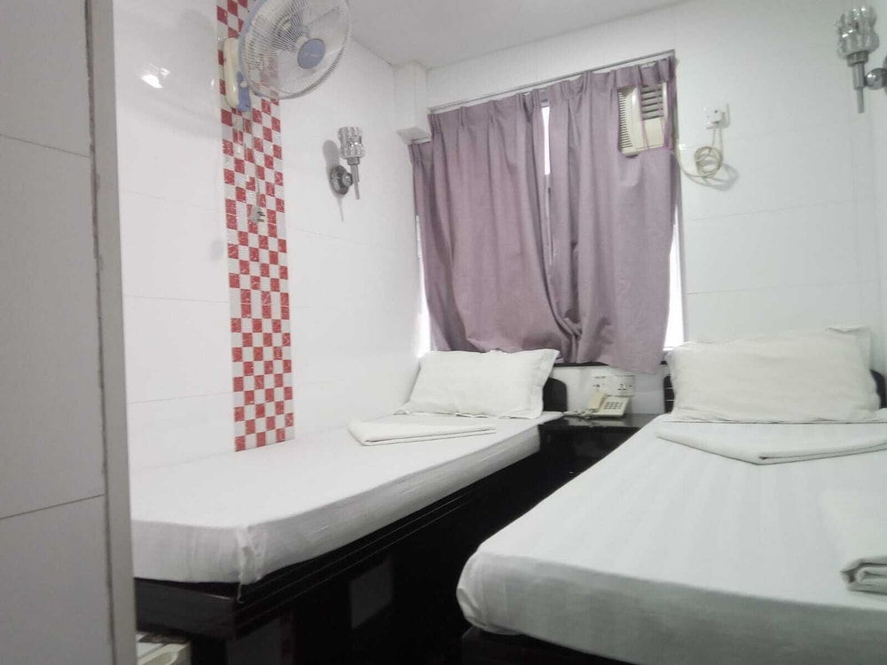 ROOM, TWIN BEDS