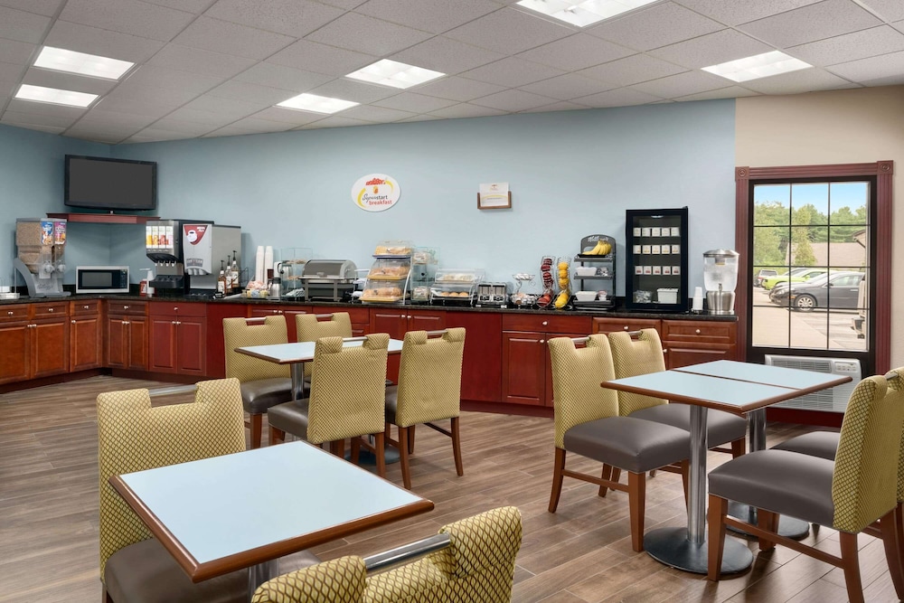 Super 8 by Wyndham West Greenwich/Providence 37/47