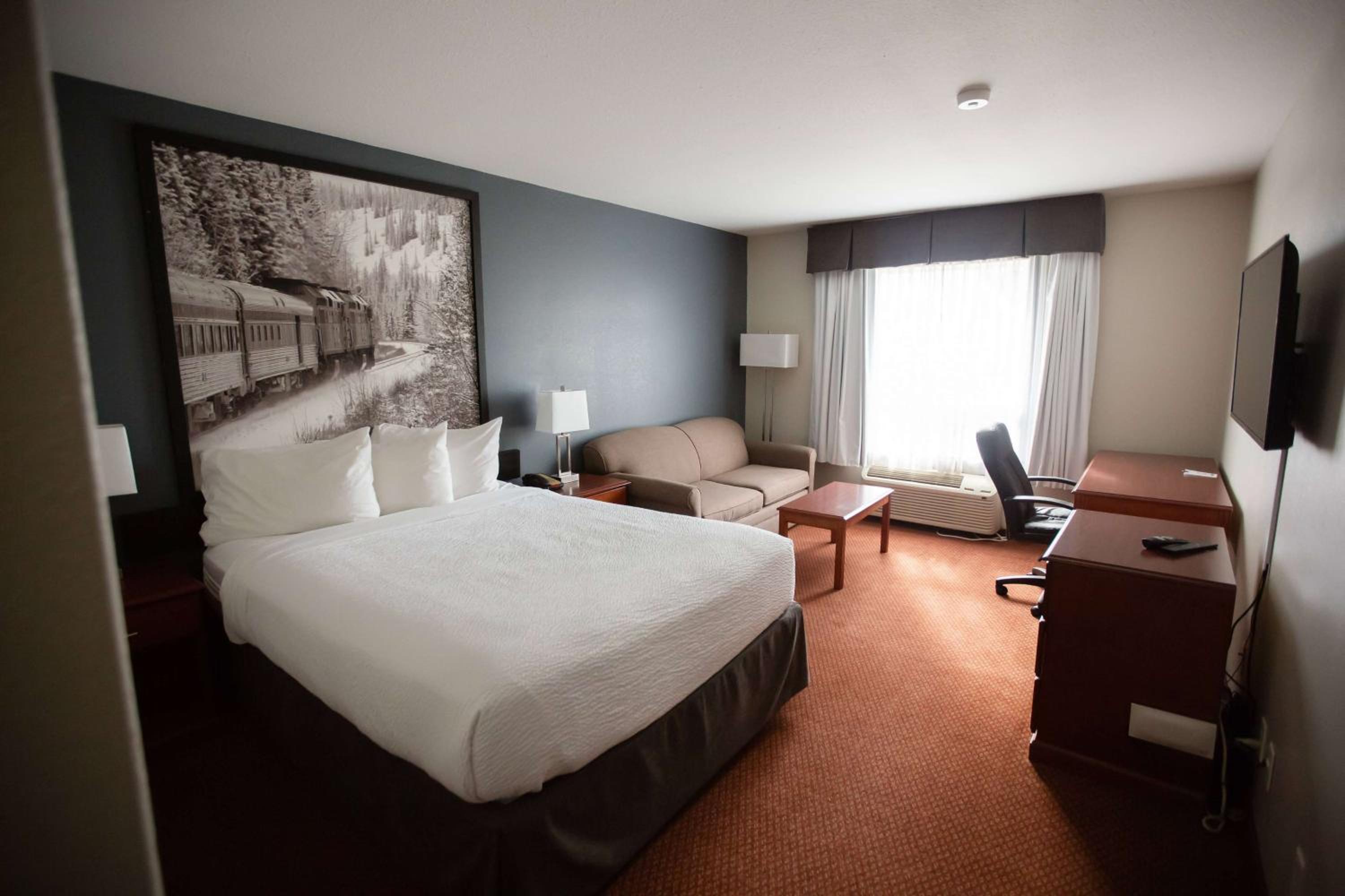 غرفة بزنس بسرير كينج وسرير كوين، Super 8 by Wyndham Whitecourt 3/7