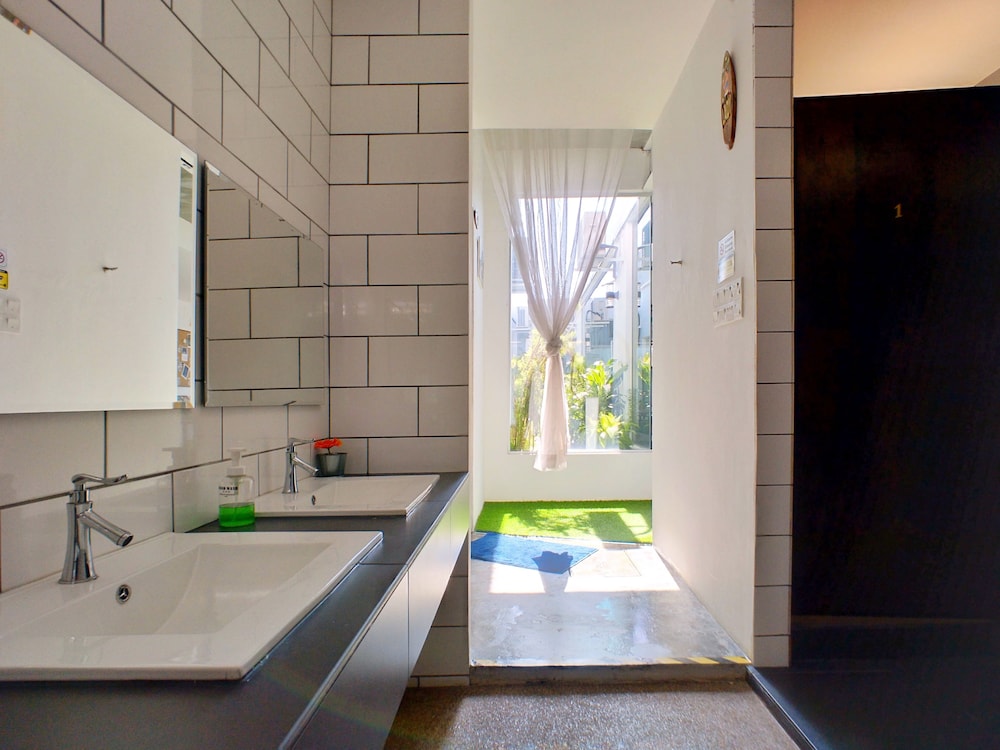 CLASSIC, MULTIPLE BEDS, SHARED BATHROOM