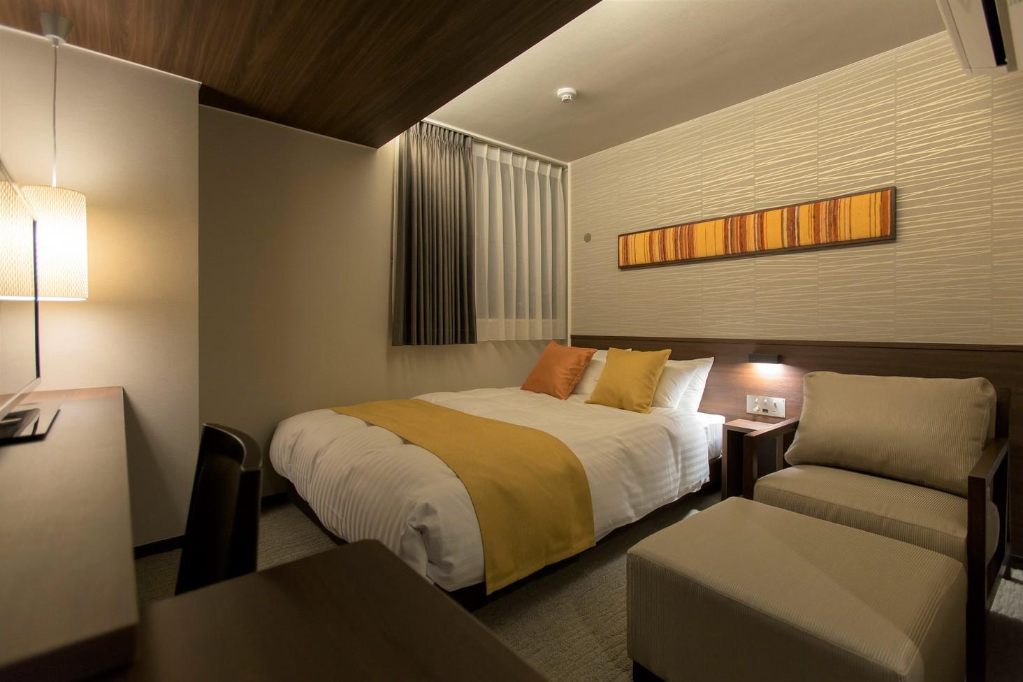 غرفة بسرير مزدوج في طابق منخفض