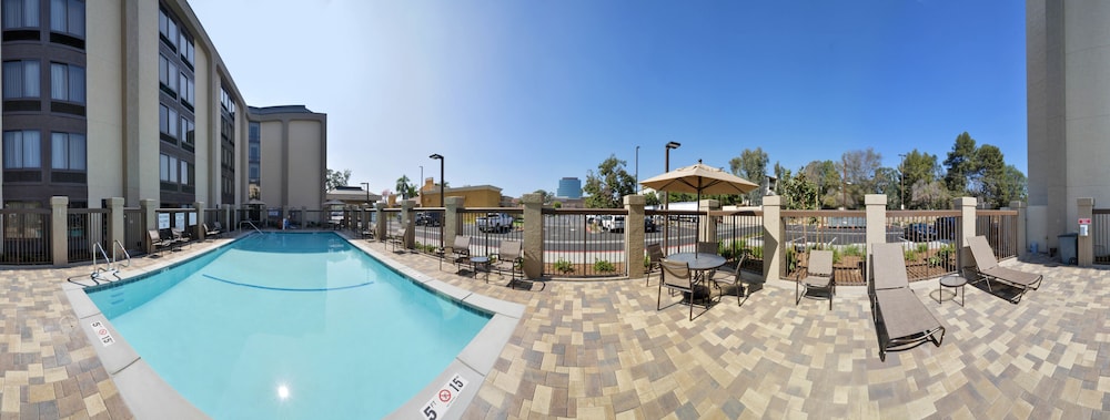 Hampton Inn Los Angeles West Covina 38/52
