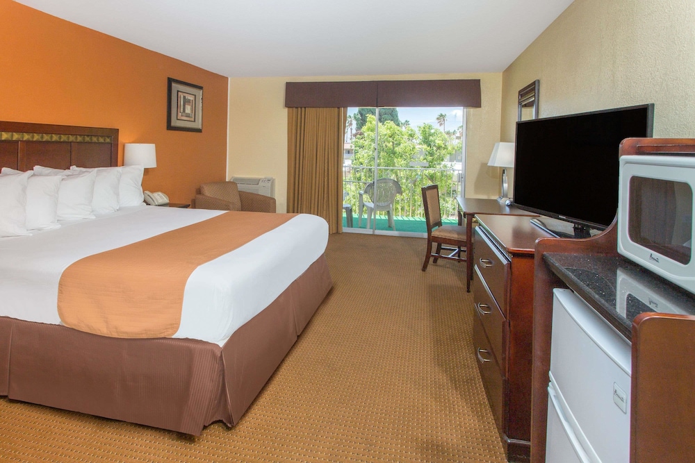 Days Inn by Wyndham Palm Springs 3/25