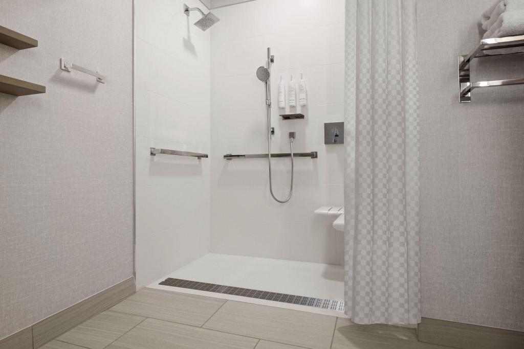 غرفة بسرير كينج مع دخول صالة النادي، Saddle Brook Marriott 5/6
