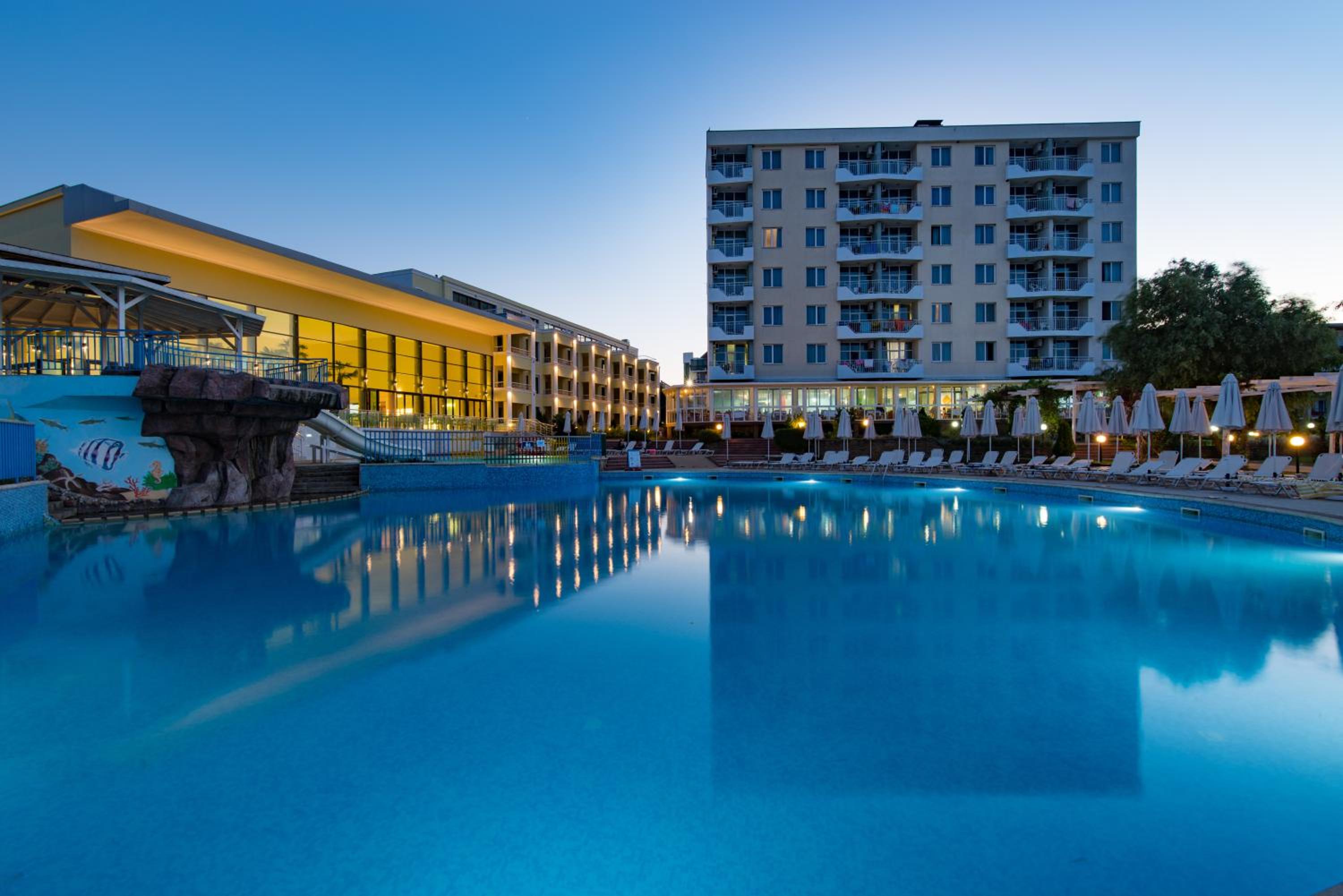 Perla Beach Hotel III 5/50