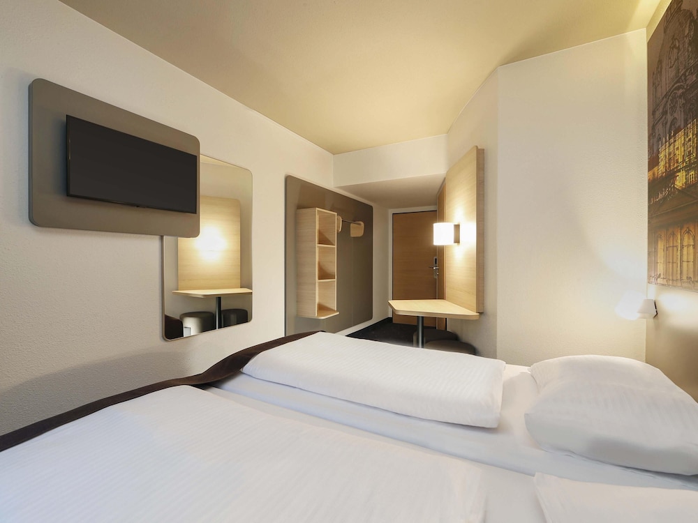 ROOM, TWIN BEDS