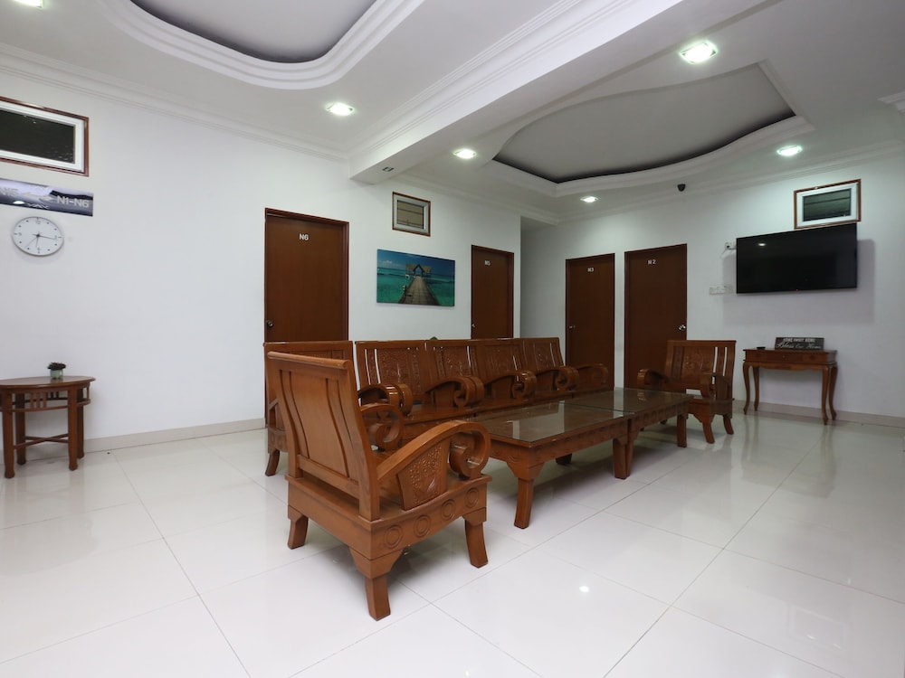 Oyo 89435 Nusantara Group Hotel 14/17