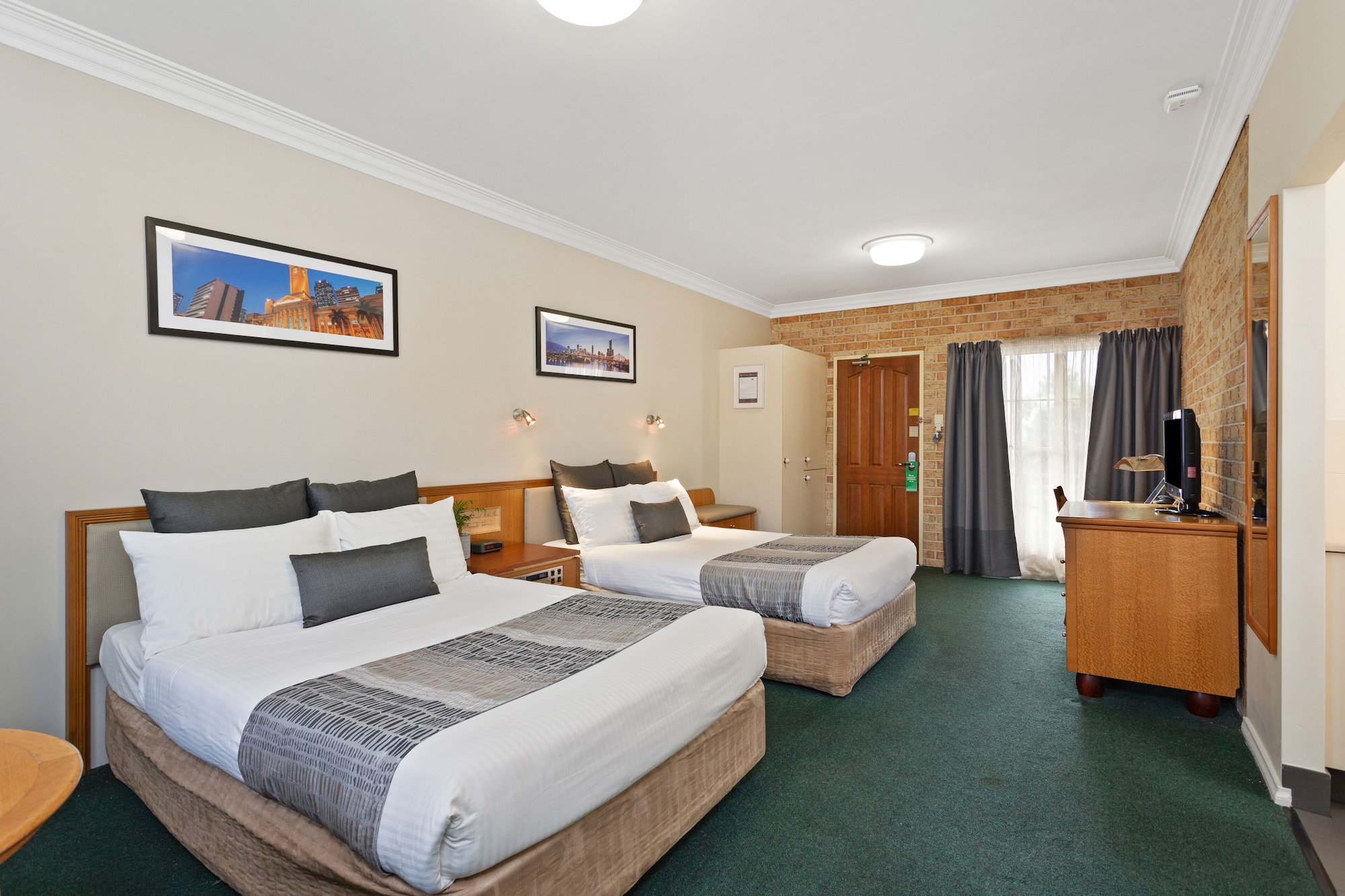 ROOM, TWIN BEDS