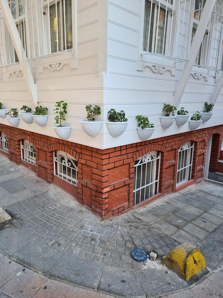 W. House Kadikoy 51/60
