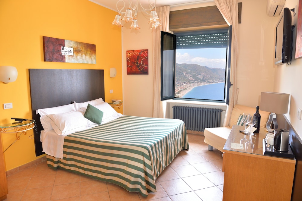 غرفة قياسية بسرير كوين بإطلالة على البحر، Hotel La Pensione Svizzera 8/10