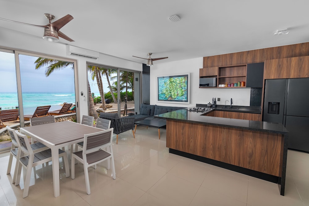 Angelina 28 Beachfront by Nah Hotels 34/53