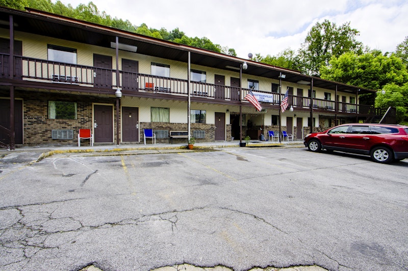 OYO Hotel Chapmanville Inn, WV - Hwy 119 9/15