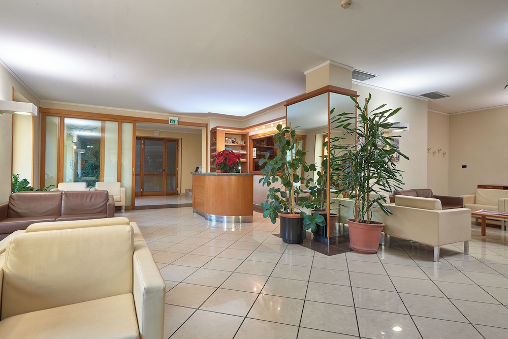 Hotel Careni Villa Italia 12/62