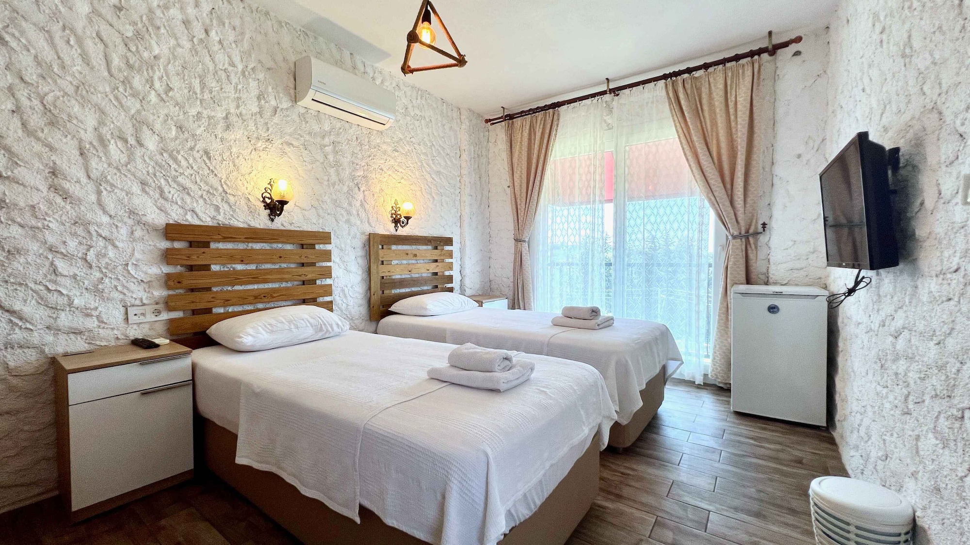 ROOM, TWIN BEDS, FRENCH BALCONY