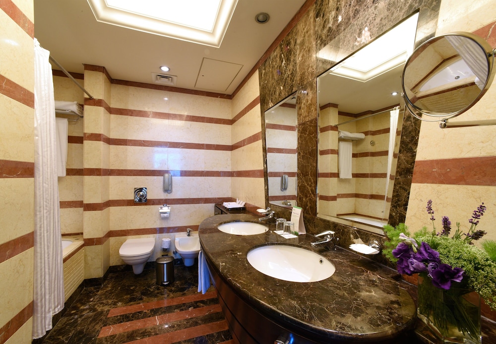 Royal, Suite, Twin Beds, 2 King Beds, Raouche Arjaan By Rotana Beirut 2/3