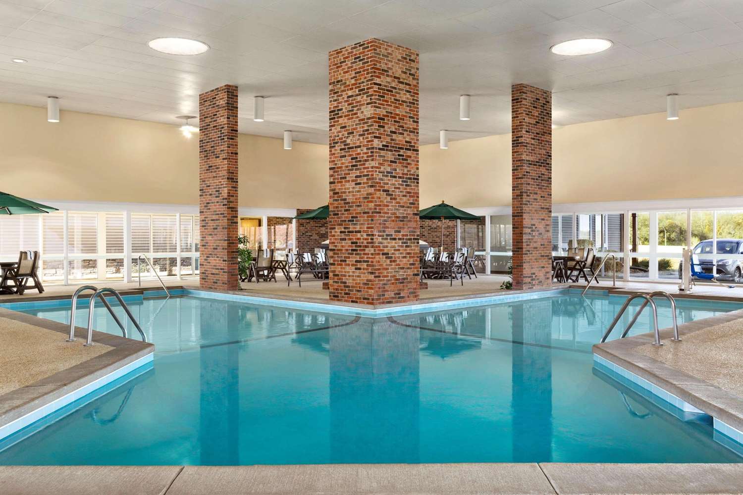 Country Inn and Suites By Radisson Woodbury MN 21/30